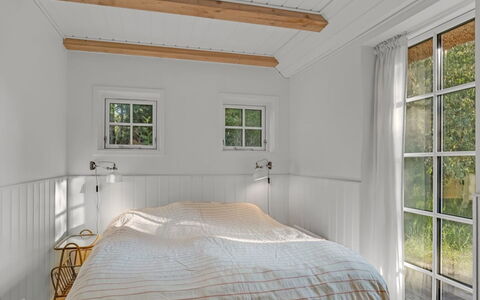 Beghel - 350M from the Sea: Interior Design, Legna, Pavimentazione, Camera Da Letto, Soffitto, Pavimento, Letto, Illuminazione, Bedding, Mobilia