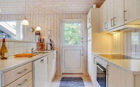 Ønder - 800M from the Sea: Pavimentazione, Cucina, Controsoffitto, Interior Design, Legna, Pavimento, Soffitto, Elettrodomestico Da Cucina, Cabinetry, Casa