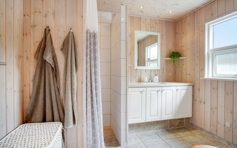 Ønder - 800M from the Sea: Pavimentazione, Legna, Interior Design, Pavimento, Soffitto, Mobiletto Del Bagno, Camera, Idraulico Fixture, Casa, Bagno