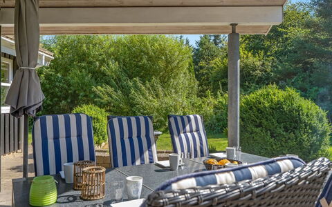 Bina - 1.9Km from the Sea: Mobilia, Mobili Da Esterno, Sedia, Legna, Tavolo, Tavolo Esterno, Cucina & Sala Da Pranzo Tavolo, Shade, Portico, Giardino
