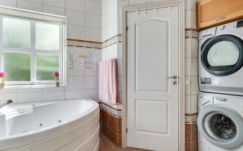Bina - 1.9Km from the Sea: Interior Design, Pavimentazione, Idraulico Fixture, Pavimento, Rubinetto, Lavatrice, Bagno, Idraulico, Camera, Soffitto