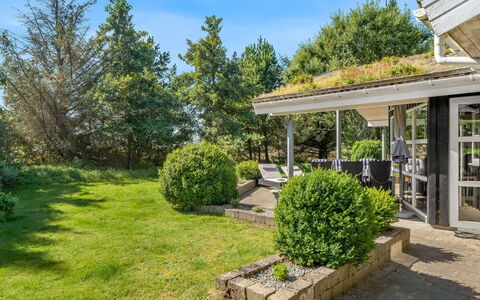 Bina - 1.9Km from the Sea: Arbusto, Casa, Comunita 'Impianto, Giardino, Lotto, Groundcover, Villetta, Estate, Shade