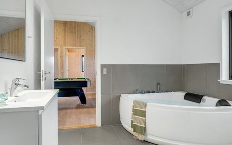 Carla - 1.5Km from the Sea: Pavimentazione, Interior Design, Idraulico Fixture, Pavimento, Soffitto, Bagno, Rubinetto, Vasca Da Bagno, Idraulico, Illuminazione