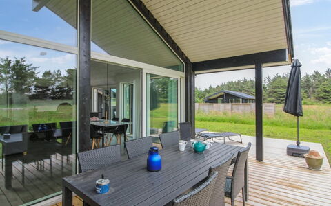 Holke - 600M from the Sea: Zona Residenziale, Tetto, Sobborgo, Driveway, Estate, Camino