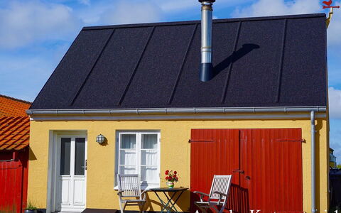 Elle - 50M from the Sea: Tetto, Casa, Lotto, Casa, Villetta, Estate, Edifici Giardino, Shade, Log Cabin, Landscaping
