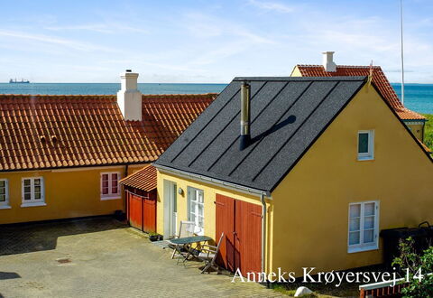 Elle - 50M from the Sea: 
