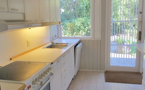 Claudette - 1Km from the Sea: Cucina, Pavimentazione, Legna, Interior Design, Controsoffitto, Apparecchio Major, Pavimento, Elettrodomestico Da Cucina, Lavandino Della Cucina, Soffitto