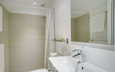 Claudette - 1Km from the Sea: Pavimentazione, Interior Design, Parete, Pavimento, Idraulico Fixture, Bagno, Lavello, Camera, Rubinetto, Soffitto