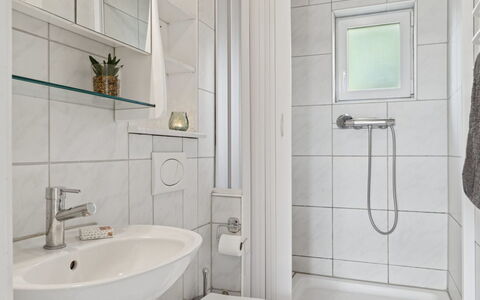 Merit - 800M from the Sea: Bagno, Interior Design, Idraulico Fixture, Parete, Pavimentazione, Lavandino Del Bagno, Pavimento, Lavello, Gabinetto, Rubinetto