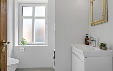 Thorward - 1.5Km from the Sea: Bagno, Idraulico Fixture, Parete, Pavimentazione, Interior Design, Pavimento, Lavello, Rubinetto, Lavandino Del Bagno, Idraulico