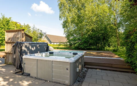 Thorward - 1.5Km from the Sea: Materiale Composito, Vasca Da Bagno, Piscina, Giardino, Cortile, Backyard, Vasca Idromassaggio, Shade, Cortile