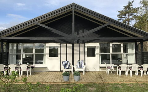 Torsten - 30M from the Sea: Tetto, Casa, Lotto, Casa, Villetta, Estate, Edifici Giardino, Shade, Log Cabin, Landscaping