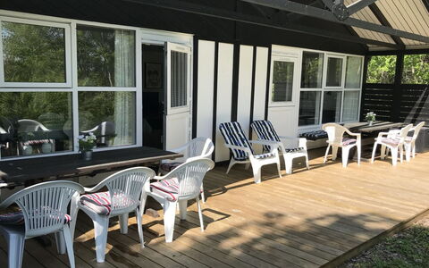 Torsten - 30M from the Sea: Tetto, Casa, Lotto, Casa, Villetta, Estate, Edifici Giardino, Shade, Log Cabin, Landscaping