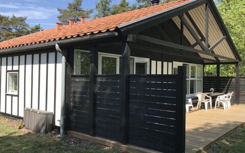Torsten - 30M from the Sea: Tetto, Casa, Lotto, Casa, Villetta, Estate, Edifici Giardino, Shade, Log Cabin, Landscaping