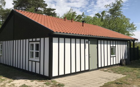 Torsten - 30M from the Sea: Tetto, Casa, Lotto, Casa, Villetta, Estate, Edifici Giardino, Shade, Log Cabin, Landscaping