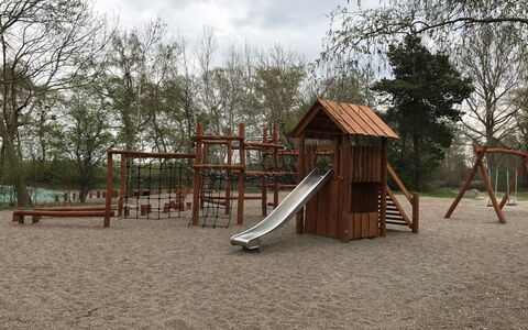 Torsten - 30M from the Sea: Tetto, Casa, Lotto, Casa, Villetta, Estate, Edifici Giardino, Shade, Log Cabin, Landscaping