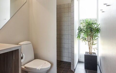 Elicia - 950M from the Sea: Pavimentazione, Parete, Pavimento, Toilet Seat, Gabinetto, Idraulico Fixture, Interior Design, Bagno, Piastrella, Materiale Composito