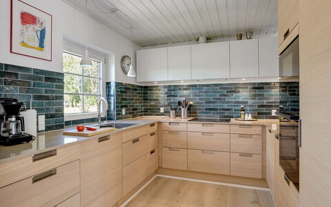 Taralyn - 1.3Km from the Sea: Controsoffitto, Cabinetry, Cucina, Pavimentazione, Interior Design, Pavimento, Legna, Mobilia, Elettrodomestico Da Cucina, Cassetto