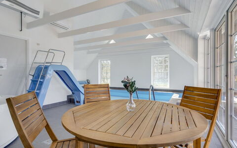 Taralyn - 1.3Km from the Sea: Zona Residenziale, Casa, Estate, Shade, Calcestruzzo, Driveway, Landscaping, Villa, Recinzione, Portico