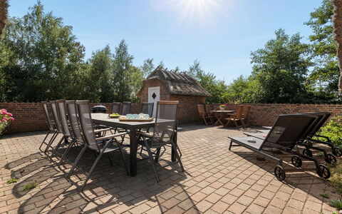 Taralyn - 1.3Km from the Sea: Zona Residenziale, Casa, Estate, Shade, Calcestruzzo, Driveway, Landscaping, Villa, Recinzione, Portico