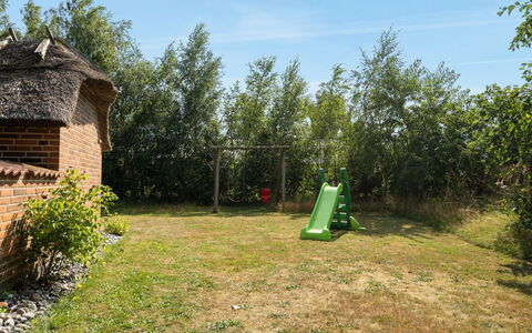 Taralyn - 1.3Km from the Sea: Zona Residenziale, Casa, Estate, Shade, Calcestruzzo, Driveway, Landscaping, Villa, Recinzione, Portico