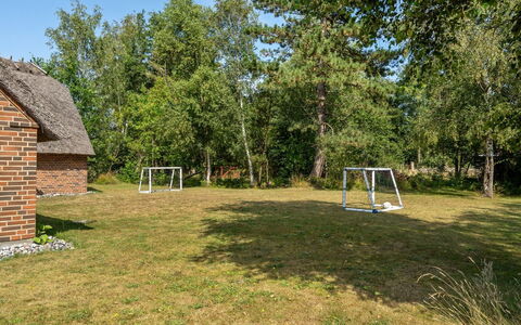 Taralyn - 1.3Km from the Sea: Zona Residenziale, Casa, Estate, Shade, Calcestruzzo, Driveway, Landscaping, Villa, Recinzione, Portico