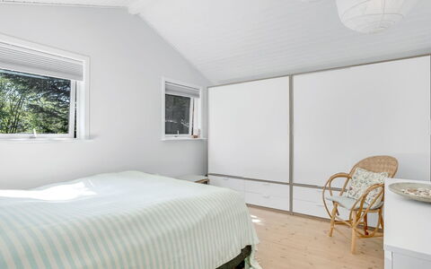 Erke - 370M from the Sea: Interior Design, Mobilia, Camera Da Letto, Pavimentazione, Soffitto, Letto, Pavimento, Illuminazione, Bedding, Camera
