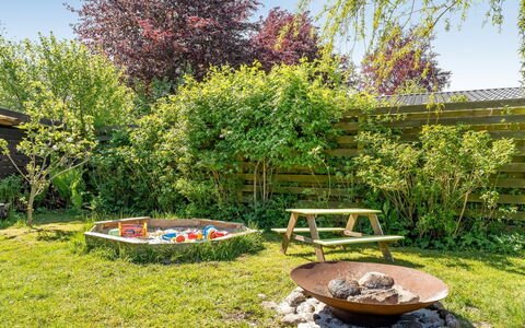 Erke - 370M from the Sea: Giardino, Arbusto, Prato, Backyard, Groundcover, Primavera, Cortile, Shade, Landscaping, Mobili Da Esterno