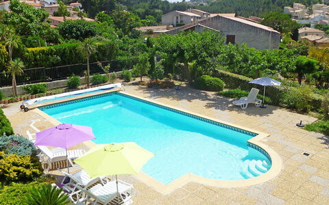 Saint Cyr sur Mer la Madrague 160: Acqua, Pianta, Costruzione, Proprietà, Cielo, Piscina, Azzurro, Albero, Sedia, Mobili Da Esterno