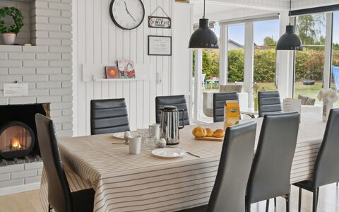 Hallveig - 1.1Km from the Sea: Mobilia, Interior Design, Pavimentazione, Sedia, Legna, Tavolo, Cucina & Sala Da Pranzo Tavolo, Sala Da Pranzo, Pavimento, Illuminazione