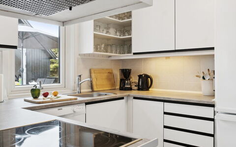Hallveig - 1.1Km from the Sea: Elettrodomestico Da Cucina, Cucina, Controsoffitto, Cabinetry, Interior Design, Mobilia, Apparecchio Major, Elettrodomestico, Legna, Lampada