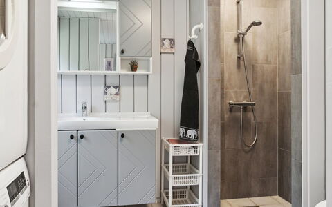 Hallveig - 1.1Km from the Sea: Interior Design, Pavimentazione, Pavimento, Camera, Soffitto, Porta, Piastrella, Idraulico, Cabinetry