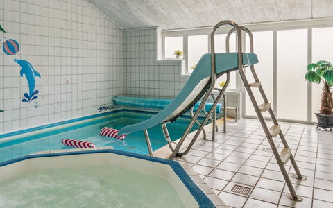 Hallveig - 1.1Km from the Sea: Soffitto, Piscina, Ricorrere, Sedia, Design, Hotel, Piastrella, Pianta Della Casa, Centro Ricreativo, Alluminio