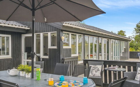 Hallveig - 1.1Km from the Sea: Legna, Mobili Da Esterno, Mobilia, Sedia, Tavolo Esterno, Shade, Portico, Deck, Cucina & Sala Da Pranzo Tavolo, Terrazza