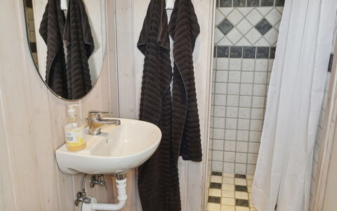 Florentin - 1Km from the Sea: Parete, Pavimentazione, Idraulico Fixture, Pavimento, Bagno, Lavandino Del Bagno, Interior Design, Lavello, Idraulico, Tenda Doccia