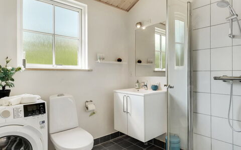 Finwith - 1.5Km from the Sea: Idraulico Fixture, Pavimentazione, Interior Design, Bagno, Pavimento, Lavello, Rubinetto, Gabinetto, Idraulico, Toilet Seat
