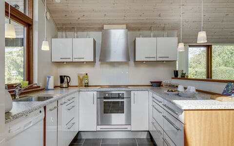 Biaver - 350M from the Sea: Cucina, Controsoffitto, Elettrodomestico Da Cucina, Pavimentazione, Interior Design, Legna, Apparecchio Major, Cabinetry, Mobilia, Soffitto