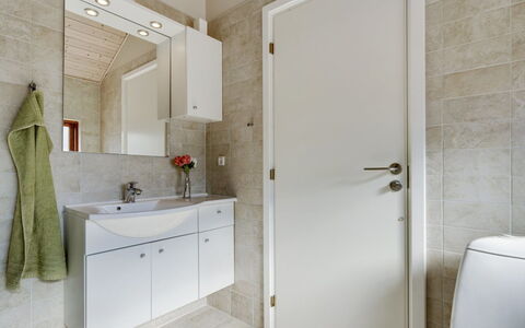 Biaver - 350M from the Sea: Pavimentazione, Idraulico Fixture, Pavimento, Legna, Interior Design, Lavello, Bagno, Rubinetto, Idraulico, Lavandino Del Bagno
