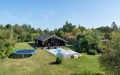 Biaver - 350M from the Sea: Tetto, Casa, Villetta, Shade, Prato, Edifici Giardino, Giardino, Tempo Libero, Cortile, Estate