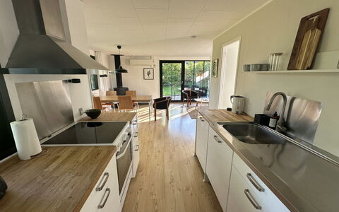 Ady - 150M from the Sea: Mobilia, Controsoffitto, Cucina, Pavimentazione, Legna, Elettrodomestico Da Cucina, Pavimento, Cabinetry, Interior Design, Apparecchio Major