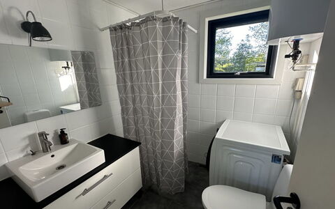 Ady - 150M from the Sea: Pavimentazione, Interior Design, Pavimento, Idraulico Fixture, Bagno, Gabinetto, Mobiletto Del Bagno, Piastrella, Idraulico, Camera