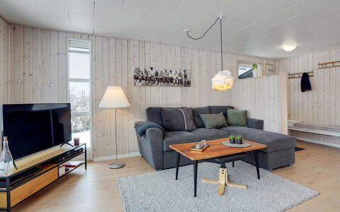 Leefke - 300M from the Sea: Mobilia, Legna, Interior Design, Pavimentazione, Soffitto, Lampada, Pavimento, Soggiorno, Divano, Camera
