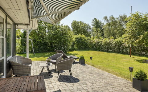Leefke - 300M from the Sea: Mobilia, Mobili Da Esterno, Sedia, Shade, Arbusto, Tavolo Esterno, Giardino, Lotto, Casa