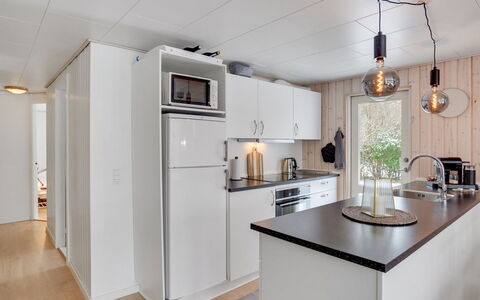 Leefke - 300M from the Sea: Cucina, Legna, Interior Design, Controsoffitto, Lampada, Soffitto, Pavimentazione, Mobilia, Elettrodomestico Da Cucina, Camera