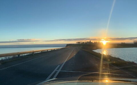 Leefke - 300M from the Sea: Cielo, Orizzonte, Sole, Strada, Alba, Crepuscolo, Ecoregione, Tramonto, Fenomeno Atmosferico, Nube