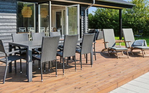 Hasten - 600M from the Sea: Tetto, Casa, Casa, Villetta, Raccordo, Estate, Driveway, Edifici Giardino, Cortile, Capannone