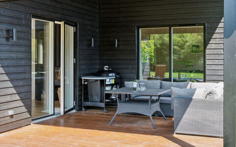 Hasten - 600M from the Sea: Tetto, Casa, Casa, Villetta, Raccordo, Estate, Driveway, Edifici Giardino, Cortile, Capannone