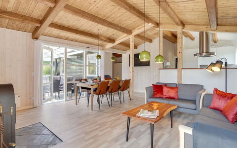 Westman - 200M from the Sea: Arbusto, Urban Design, Groundcover, Brick, Appartamento, Estate, Muratura, Balcone, Landscaping