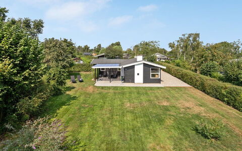 Westman - 200M from the Sea: Arbusto, Urban Design, Groundcover, Brick, Appartamento, Estate, Muratura, Balcone, Landscaping