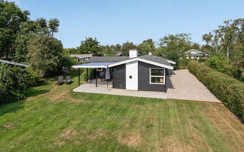 Westman - 200M from the Sea: Arbusto, Urban Design, Groundcover, Brick, Appartamento, Estate, Muratura, Balcone, Landscaping